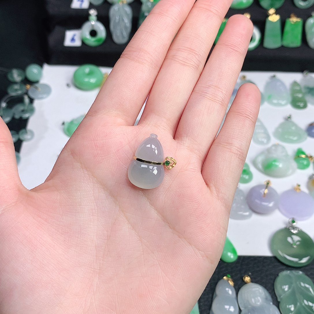 翡翠颈饰未镶嵌翡翠