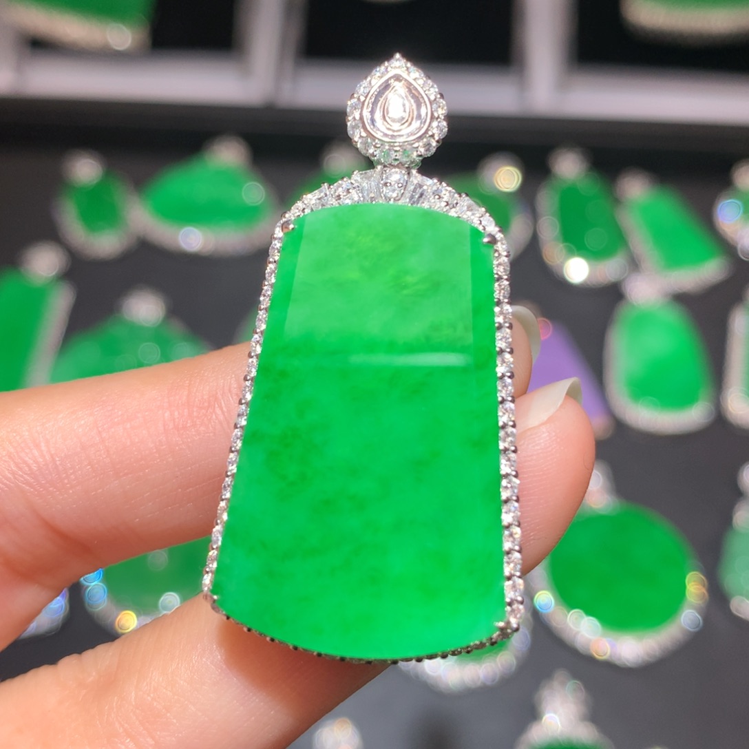 翡翠颈饰18K金镶嵌家****聊翡翠