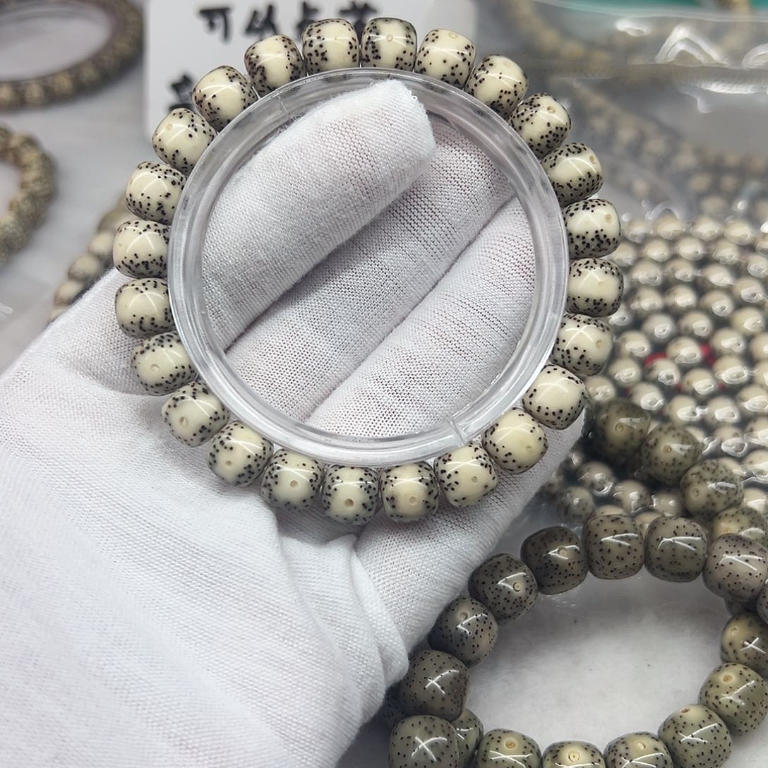 吊坠星月菩提9.5横纹一线天  桌上