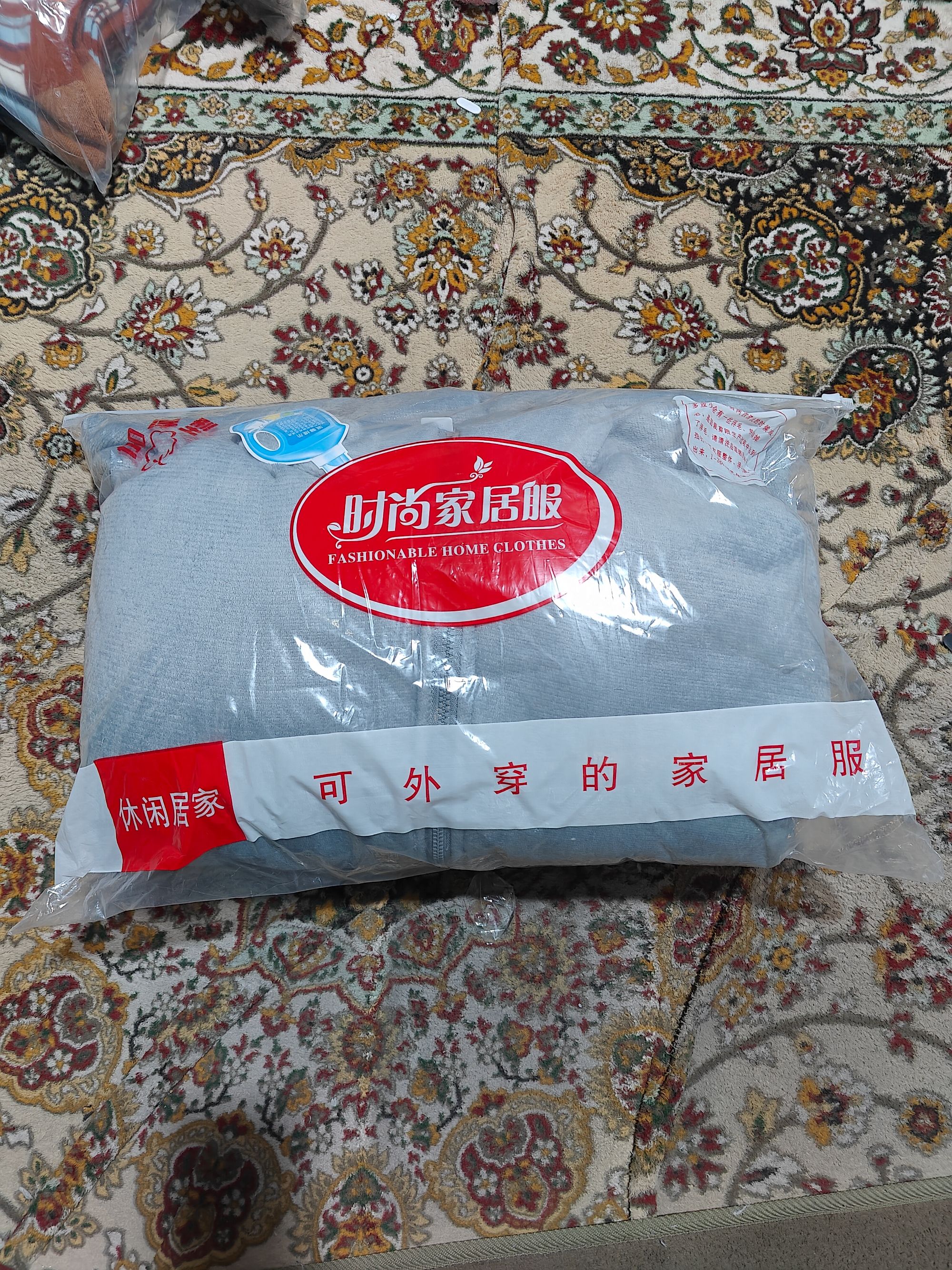 可外穿家居服套装，牛奶绒羊羔绒复合面料。卡码拍大