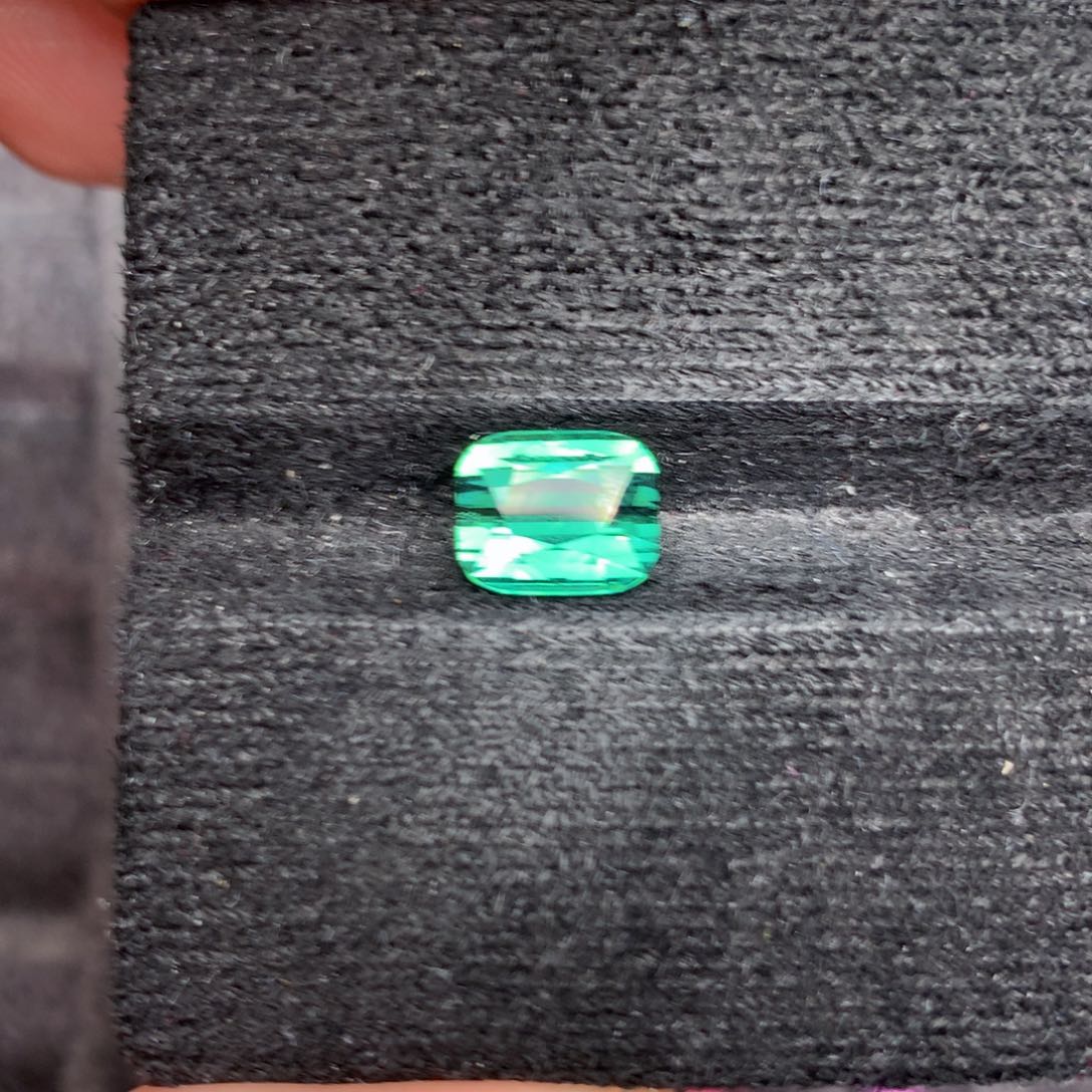 碧玺拉贡色3.37ct未镶嵌E*