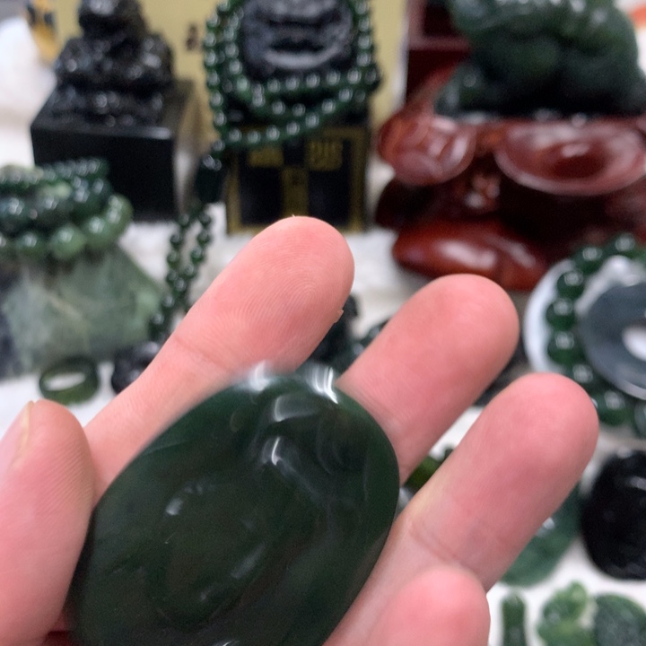 蛇纹石玉未镶嵌颈饰