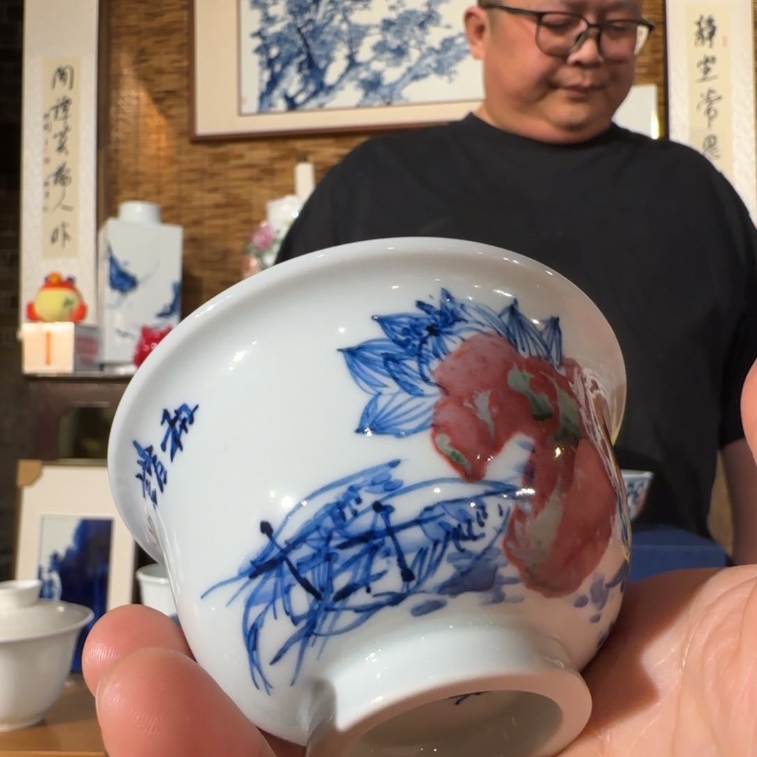 青花釉里红手绘荷花虾压手杯