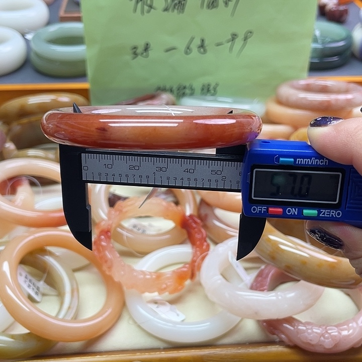 未镶嵌手镯石英质玉