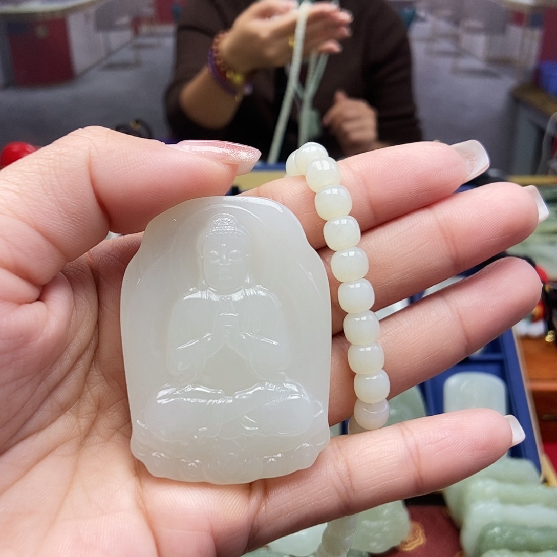 和田玉颈饰未镶嵌旧****人