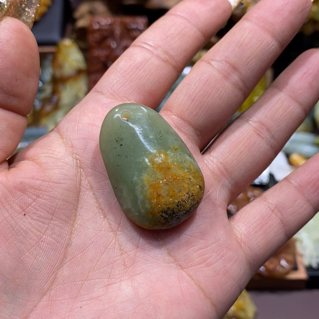 蛇纹石玉颈饰未镶嵌