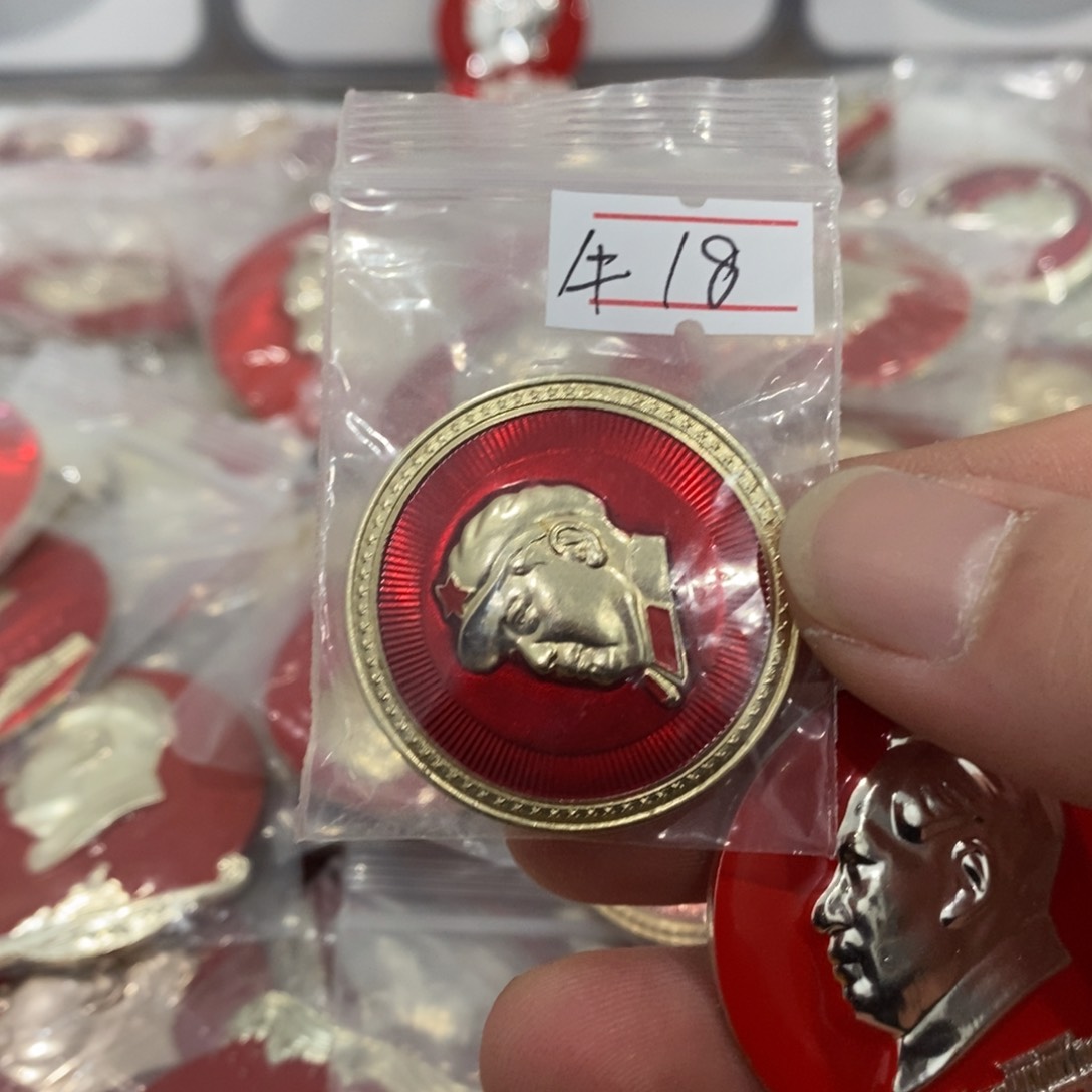 铝牛红色纪念章武像