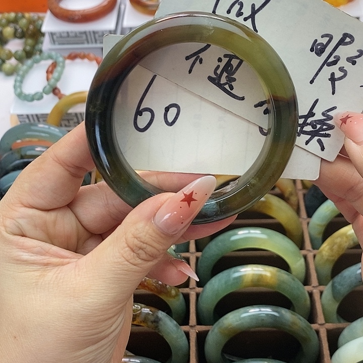 蛇纹石玉手镯未镶嵌