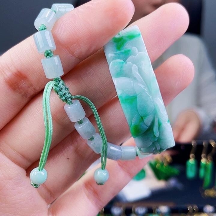 翡翠手镯未镶嵌饰品