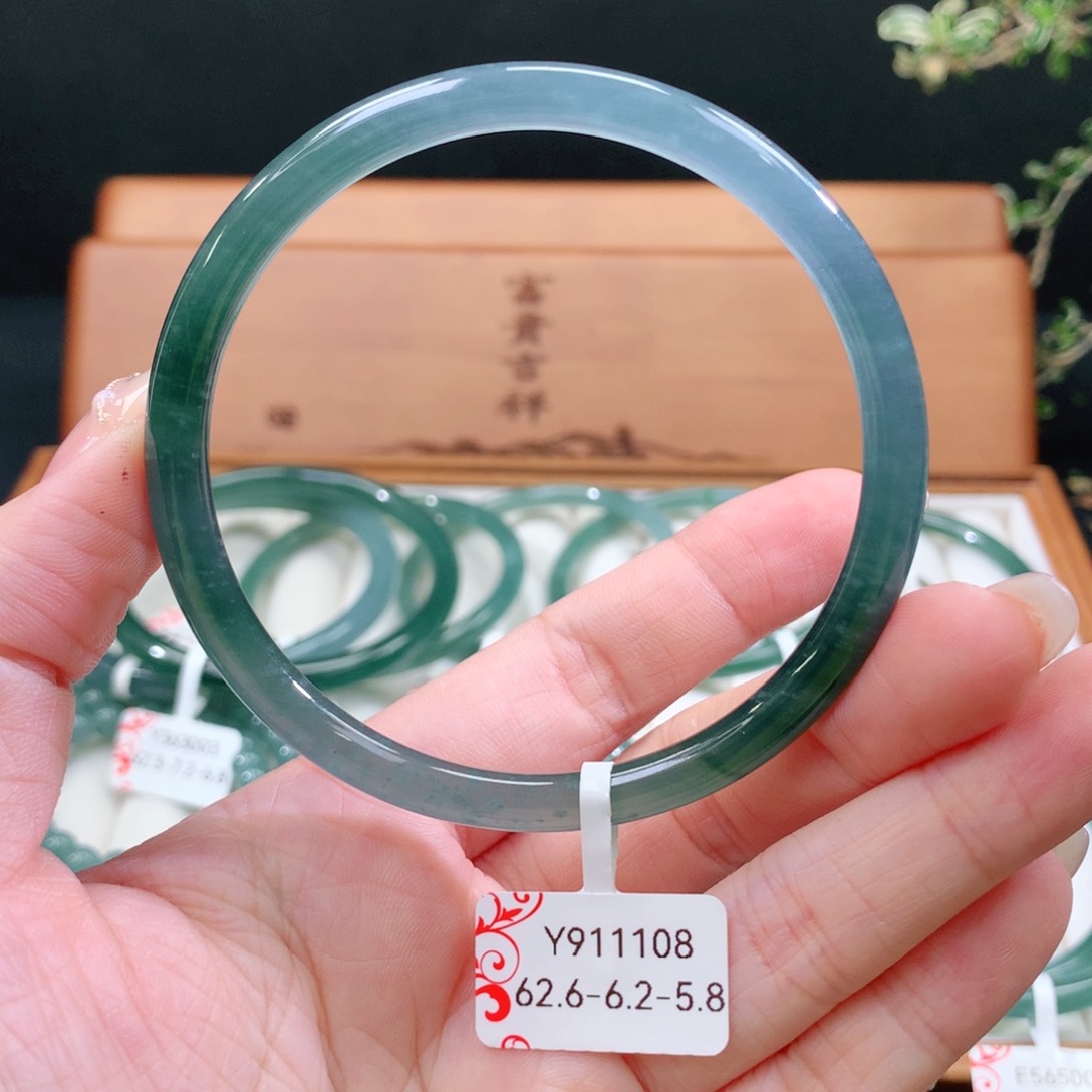 翡翠手镯未镶嵌天然