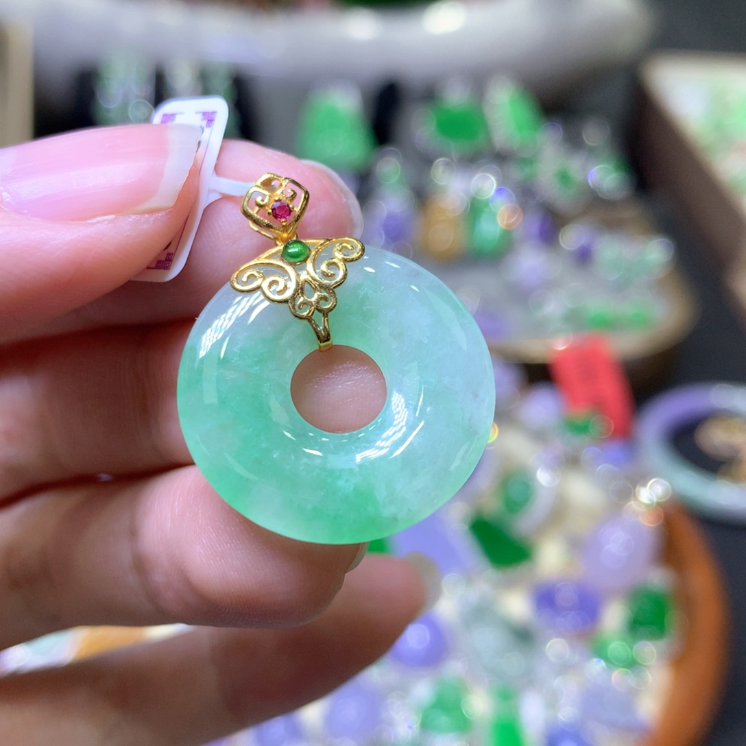 【闪购商品】翡翠颈饰18K金镶嵌翡翠吊坠项链