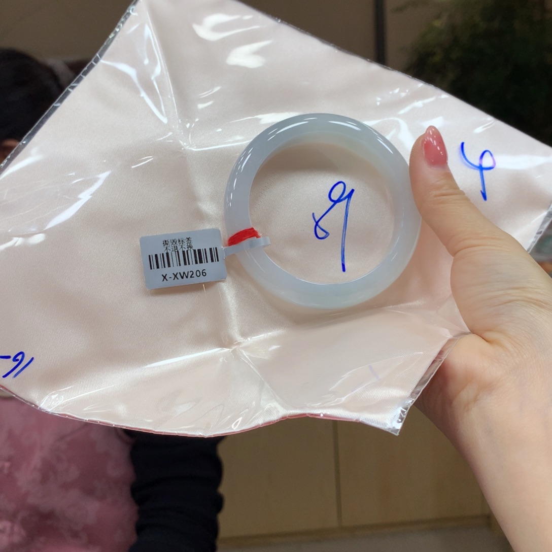 翡翠手镯未镶嵌不退不换