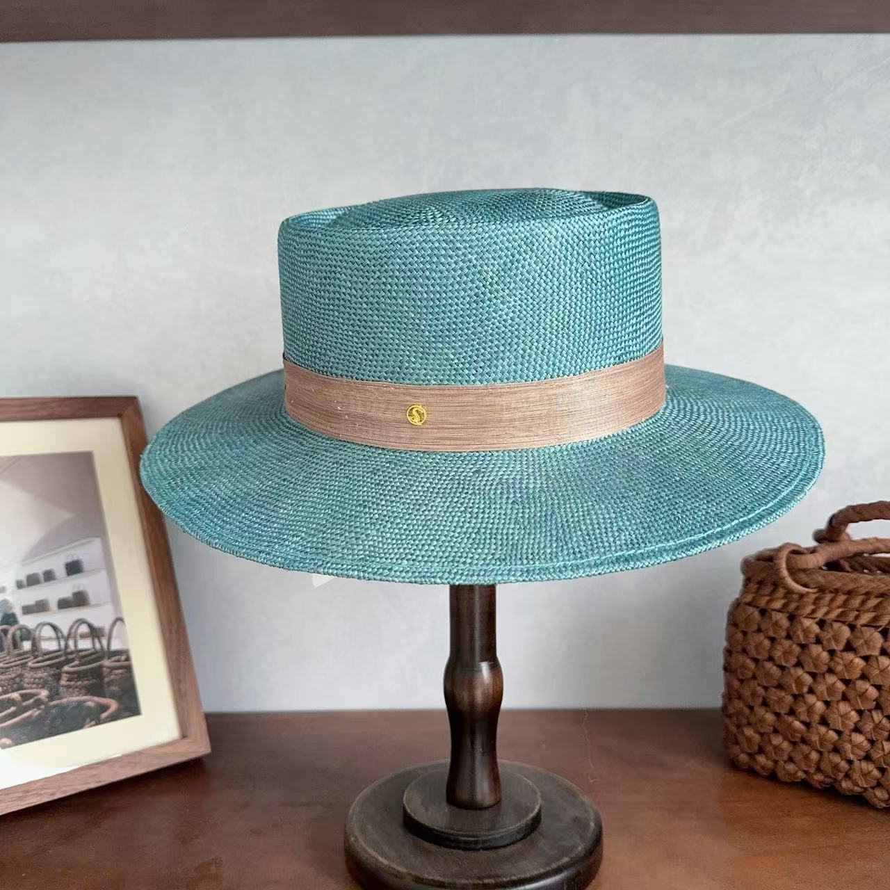 邱黎 · 法式优雅大檐咖色织带F麻孔雀蓝平顶礼帽 1d2289