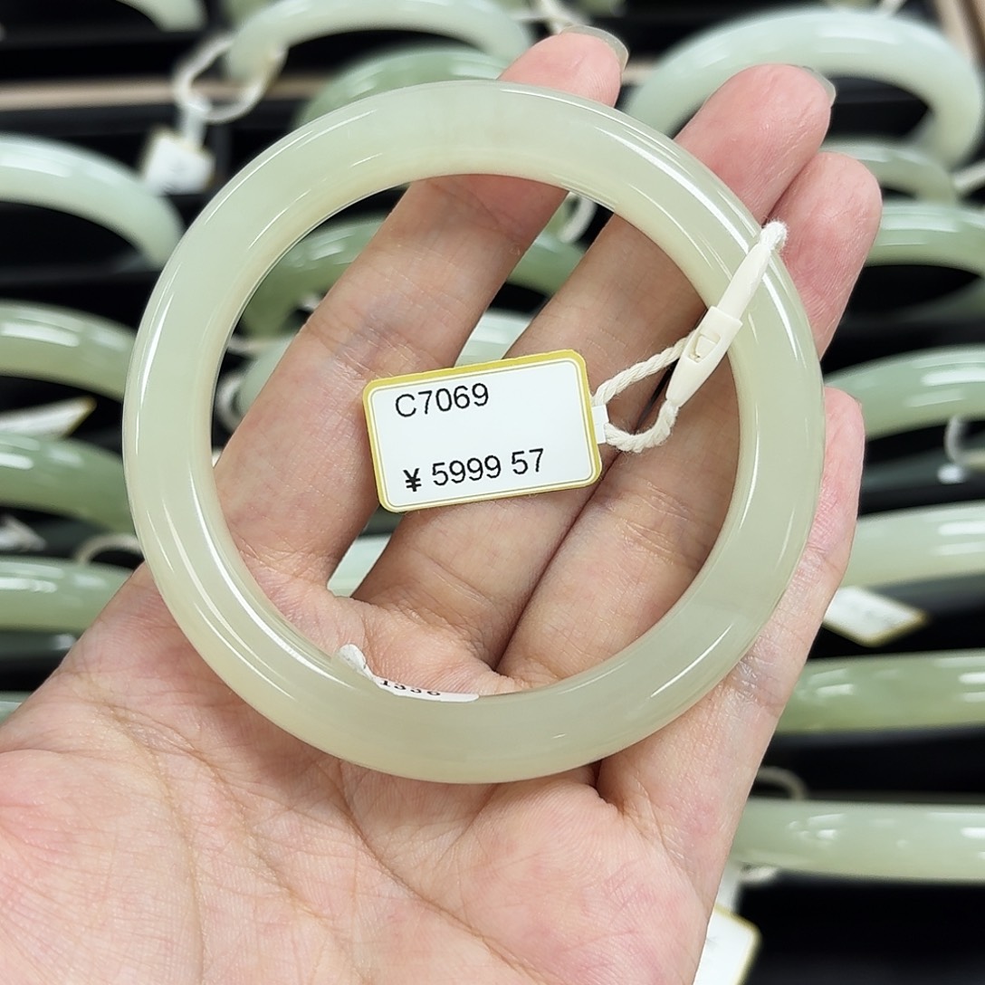 玮***玮和田玉手镯未镶嵌