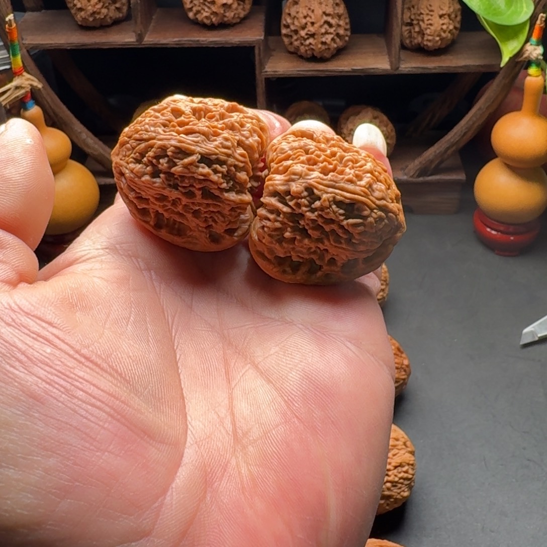 文玩核桃把件南疆石三角桩型蚂蚁拉丝凹底尺寸40