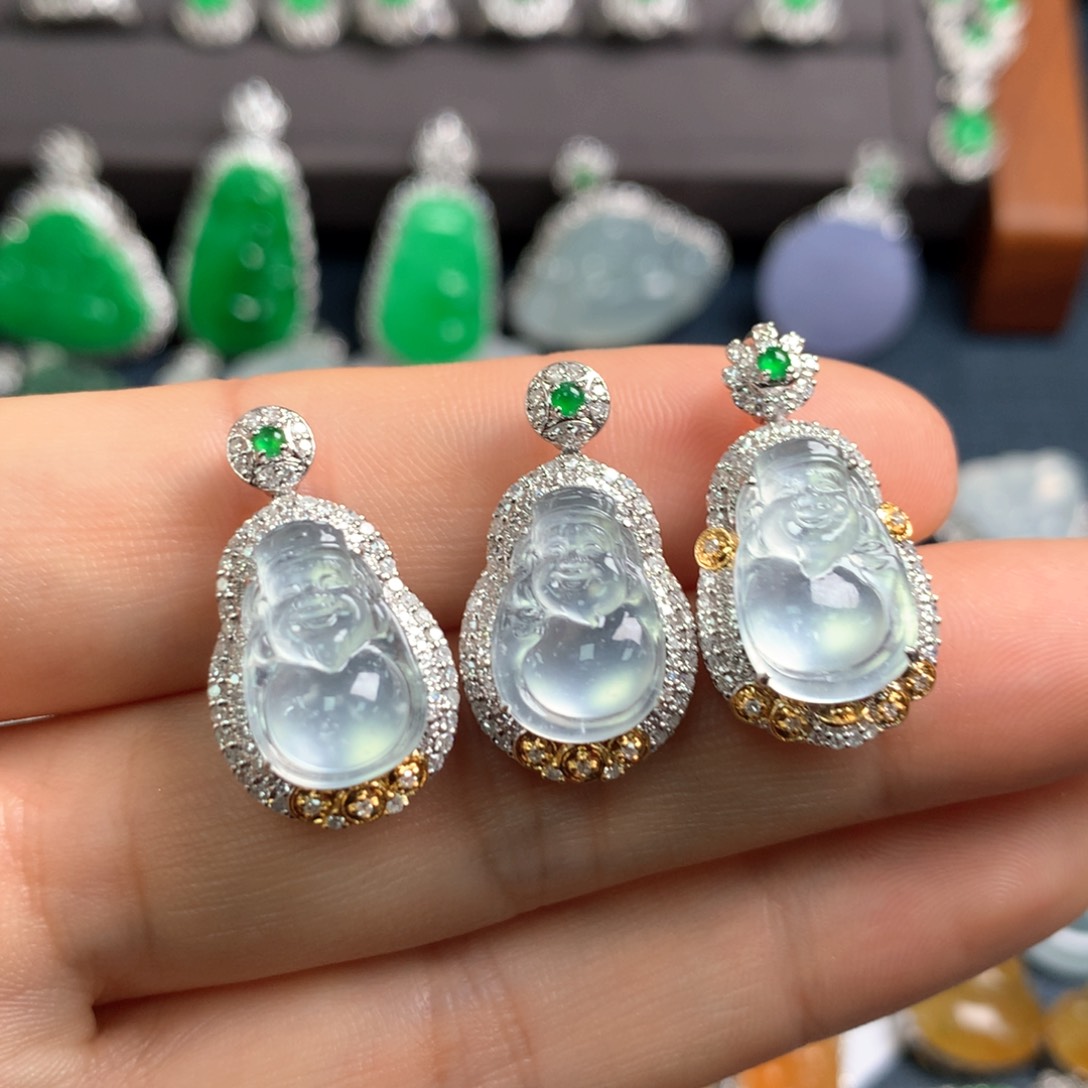 翡翠18K金镶嵌颈饰财神爷爷