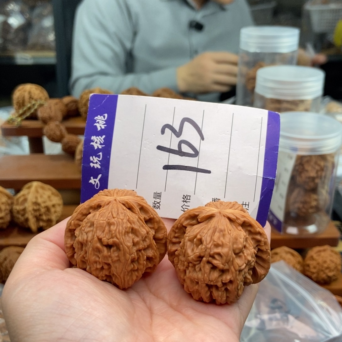 文玩核桃吊坠40左右白狮子