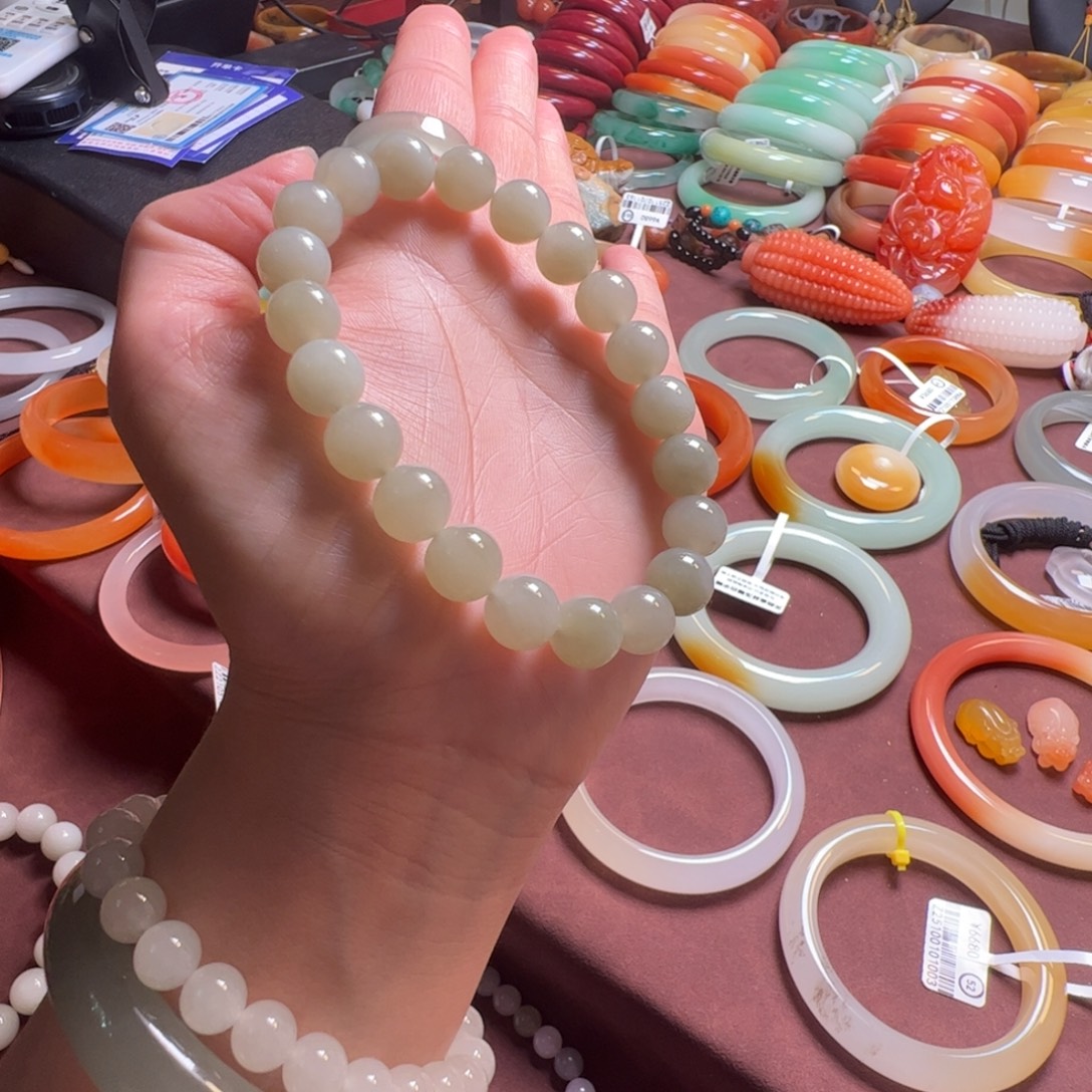 顺***然石英岩玉未镶嵌手镯