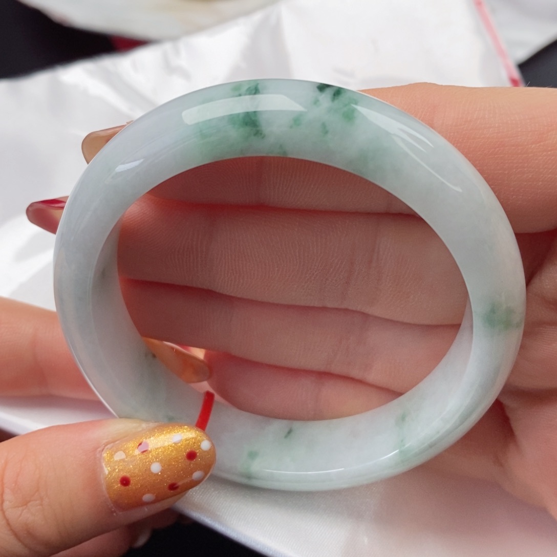 翡翠手镯未镶嵌56口