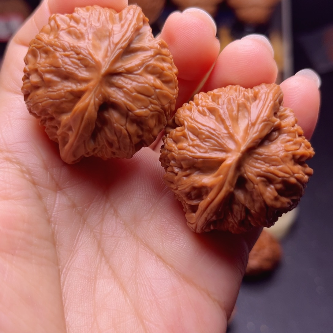 文玩核桃吊坠宫灯狮子头，全品对子