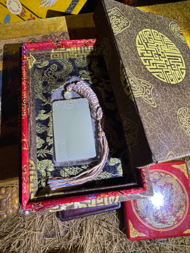 【闪购商品】精美子刚牌锦盒脖挂饰品