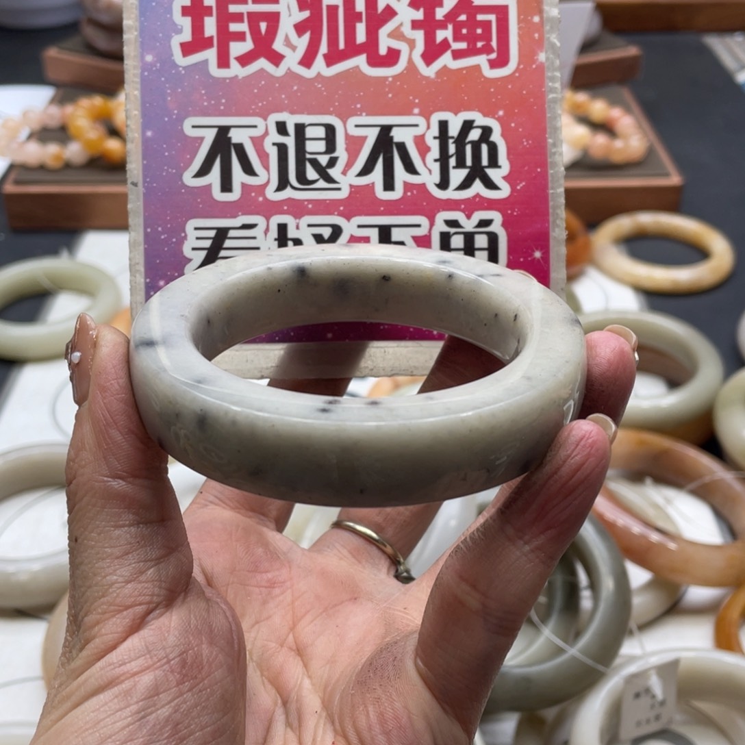 粒****石英岩玉未镶嵌手镯
