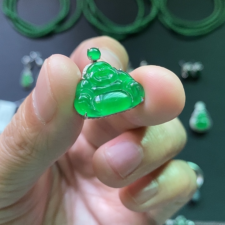 翡翠未镶嵌颈饰佛公