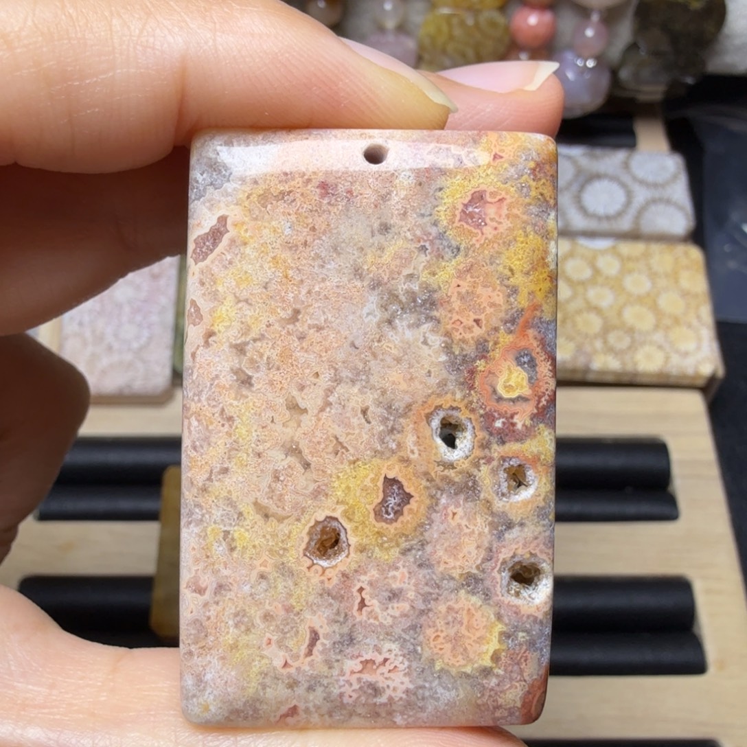 石英质玉未镶嵌彩彩再生花，可盘