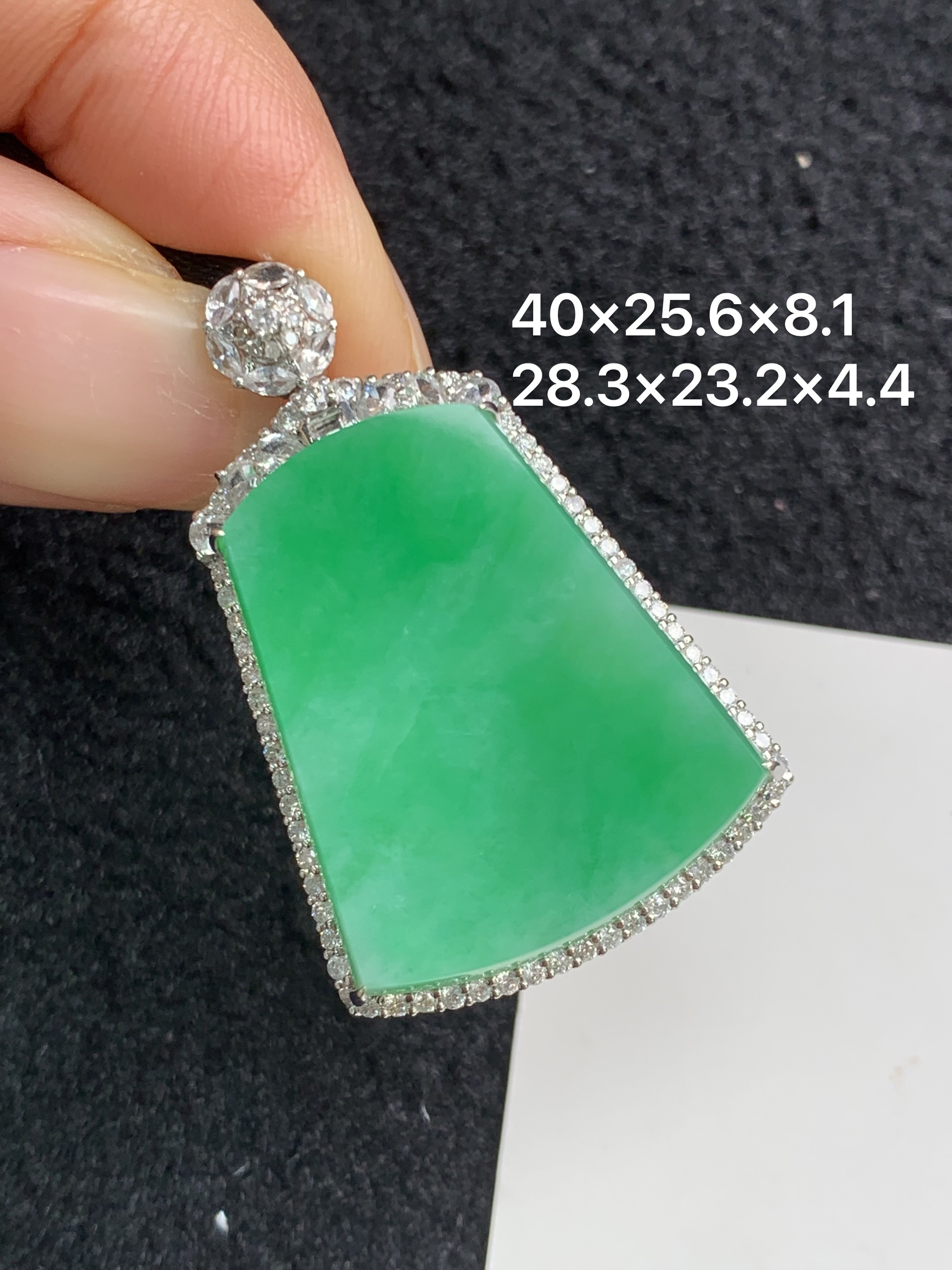 18K金镶嵌天然缅甸翡翠阳绿无事牌吊坠