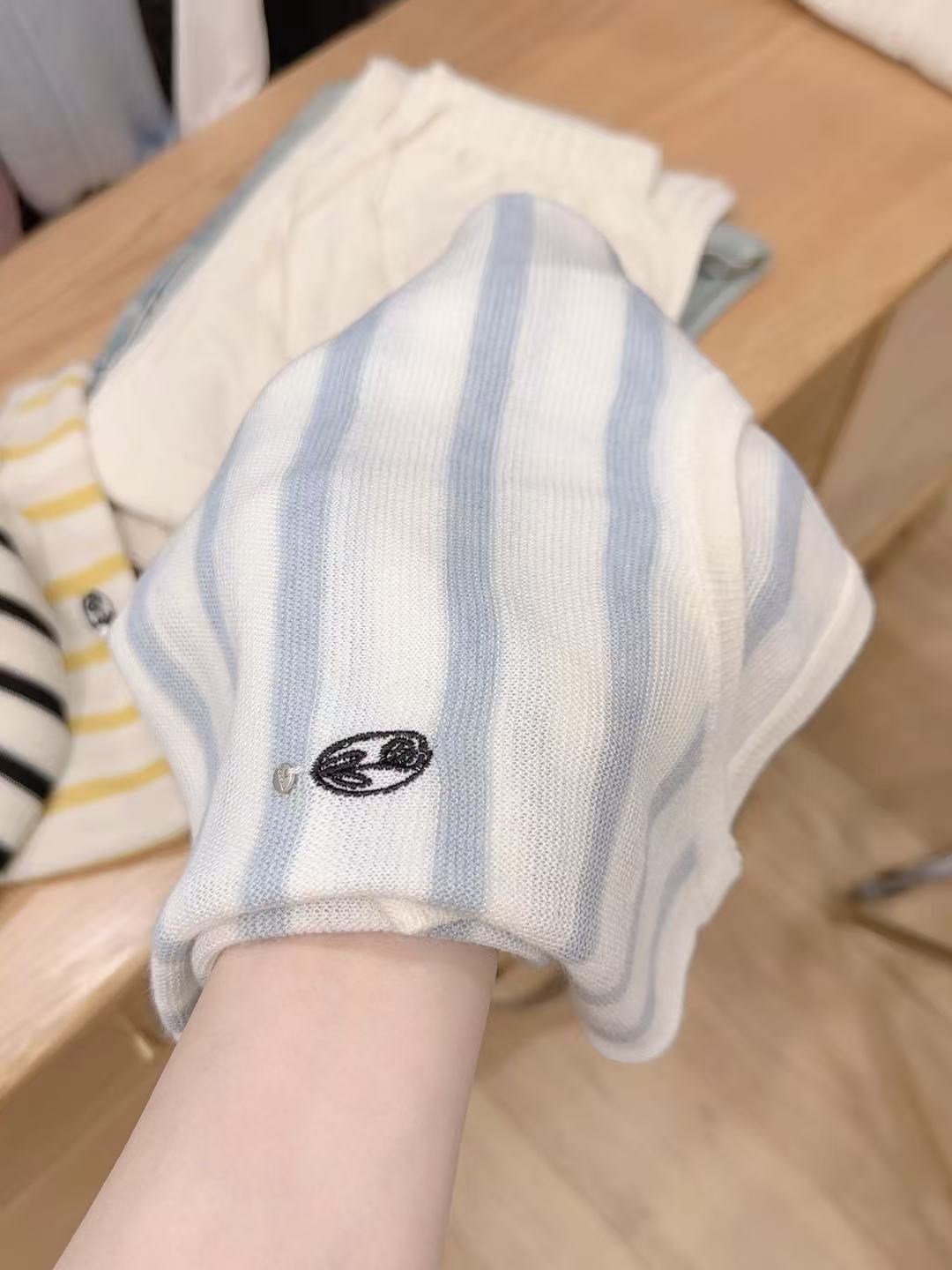 七言家 巨好看！蓝条纹刺绣花朵细羊短袖9036