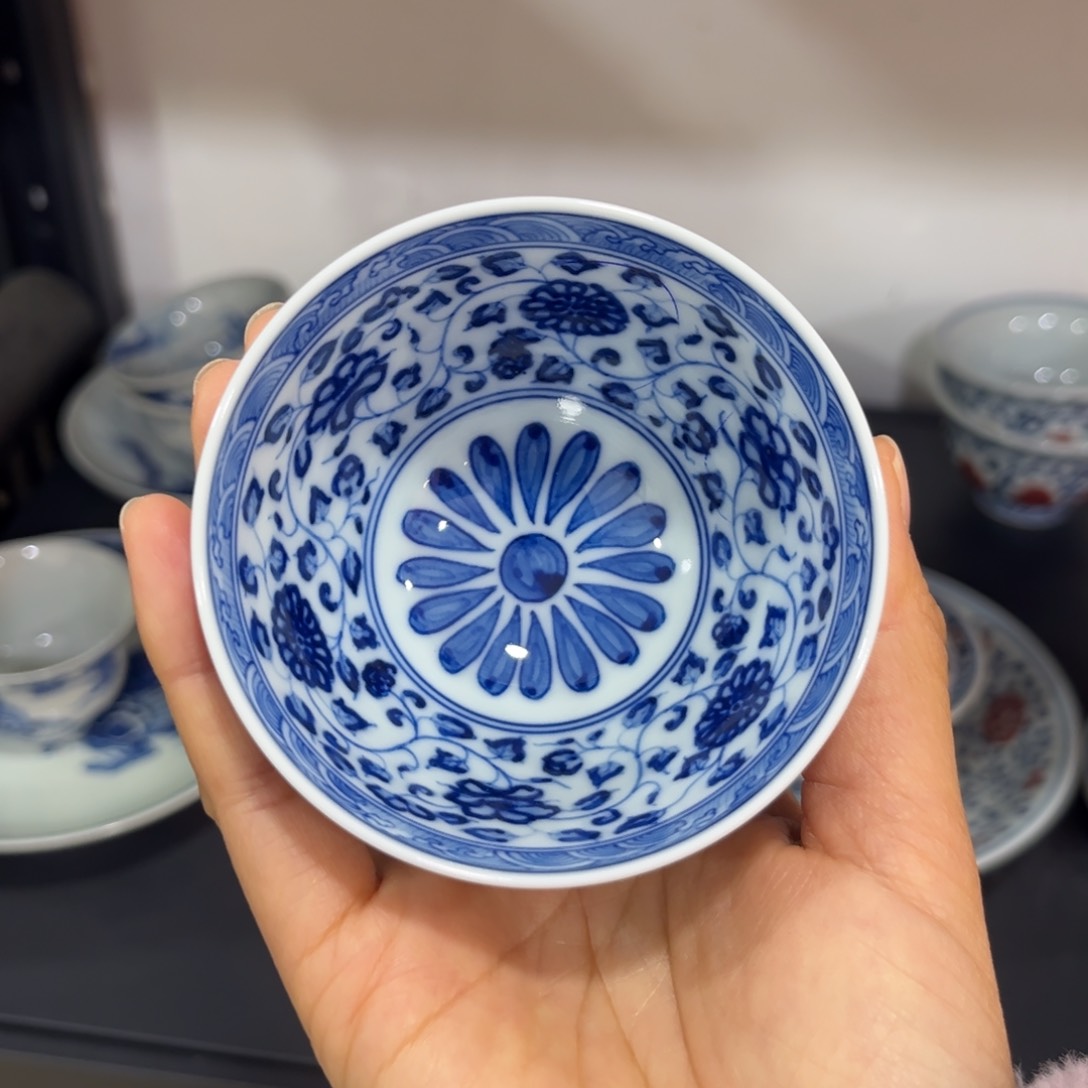 手绘仿清菊瓣宝相鸡心杯