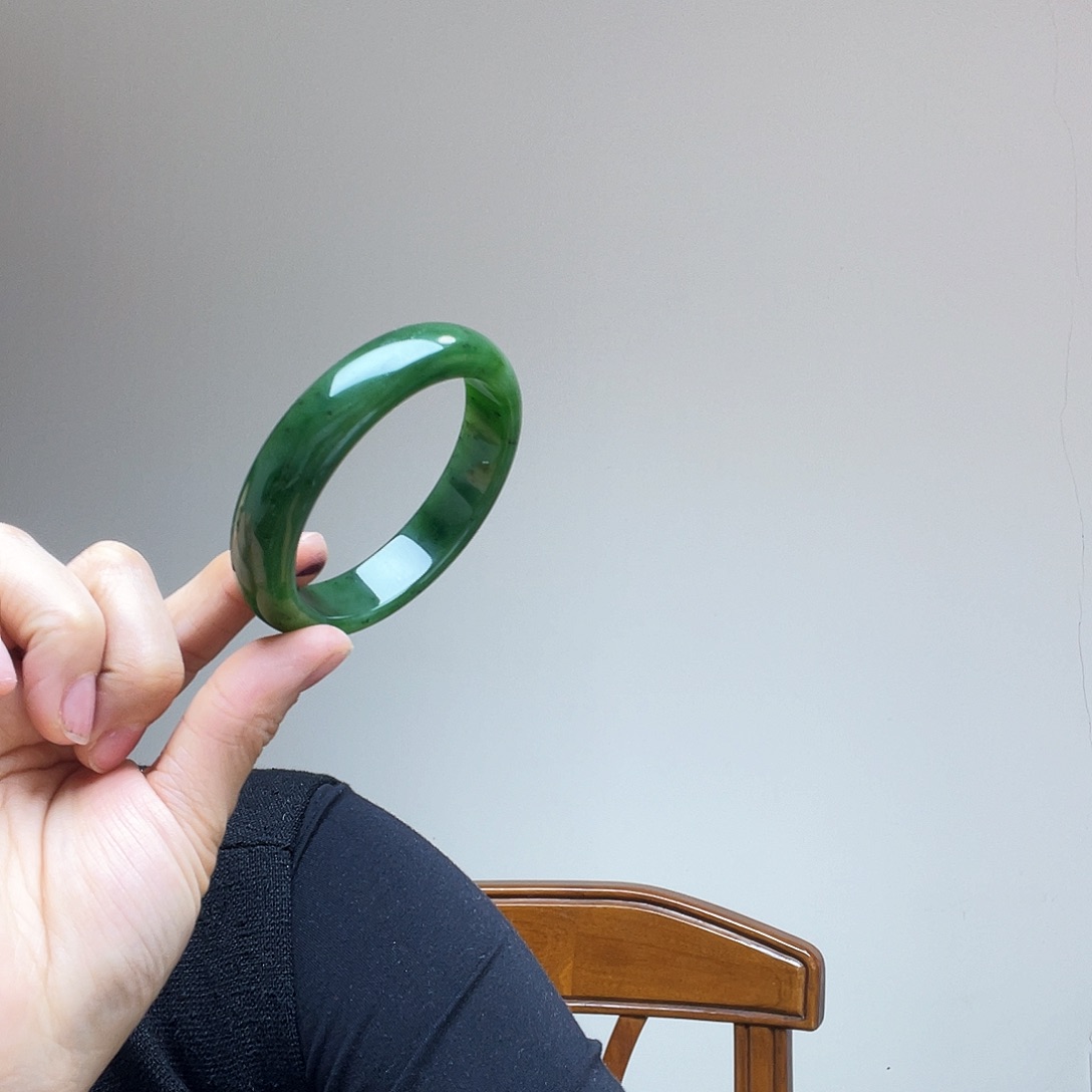 和田玉手镯未镶嵌锁*