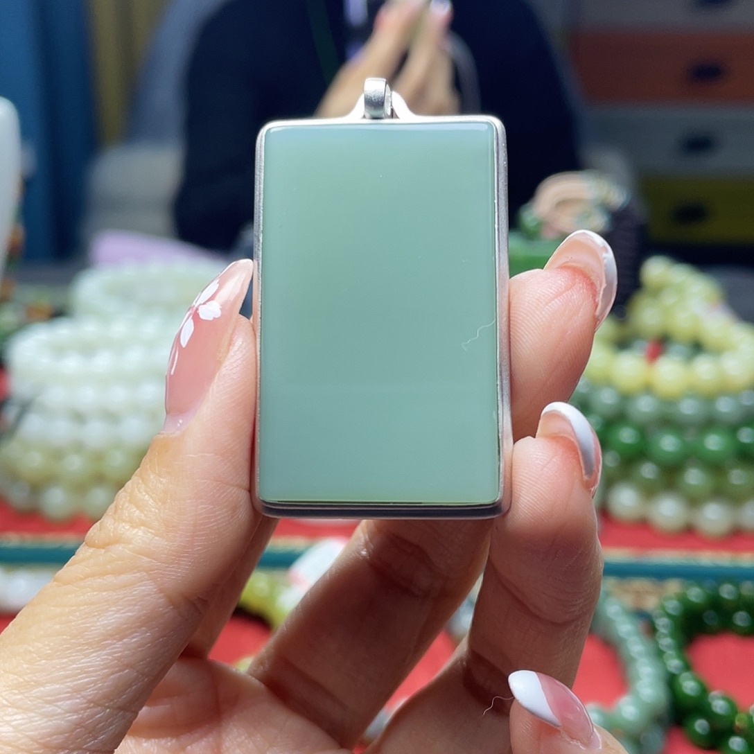 颈饰未镶嵌和田玉（碧玉）