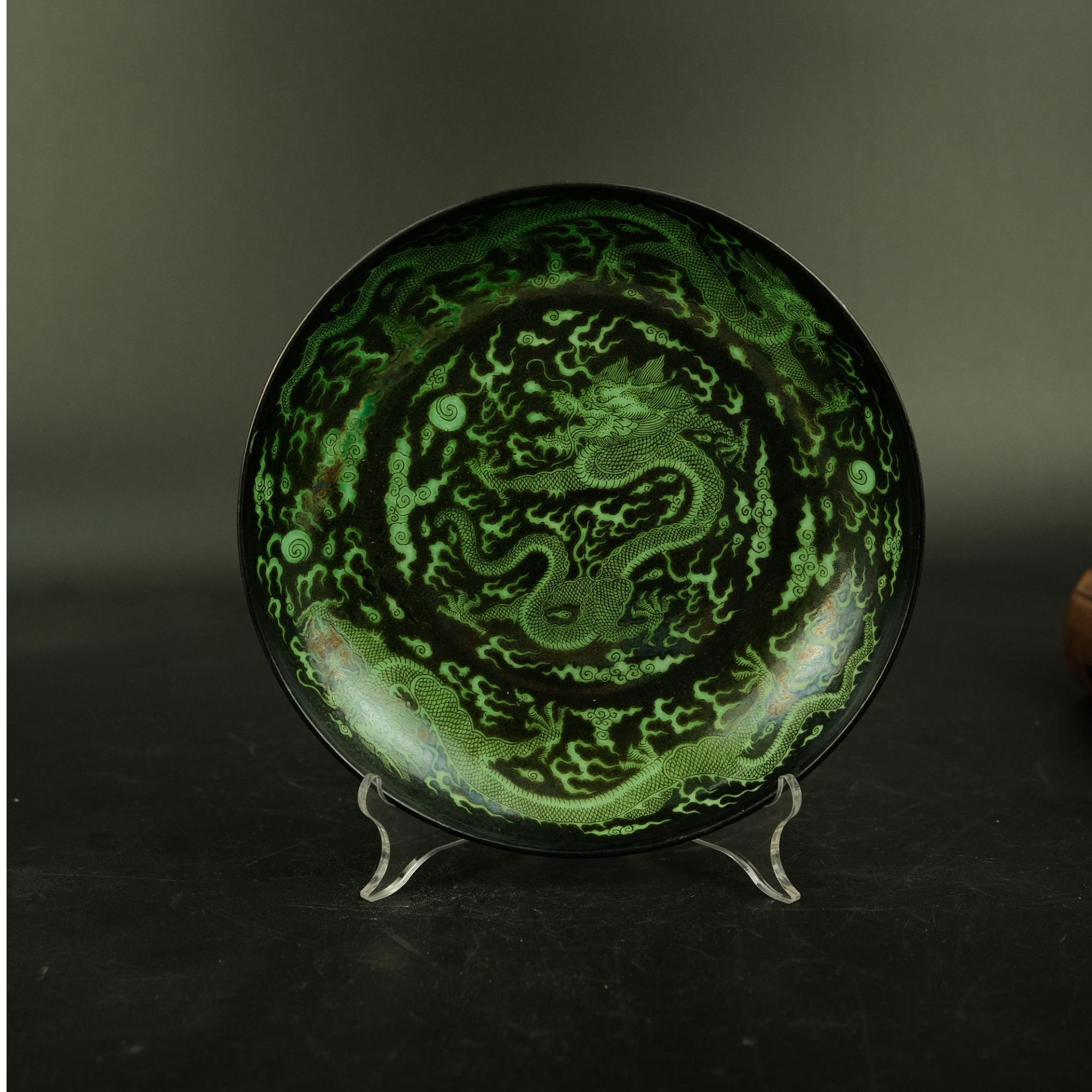 JL-2412-0057-清康熙墨地绿五龙赏盘古董瓷器