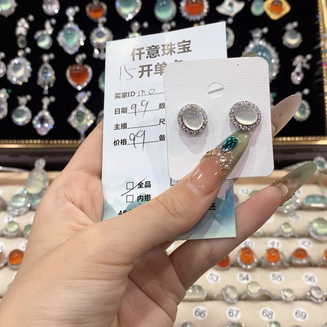银S925镶嵌蛇纹石玉耳钉m****o