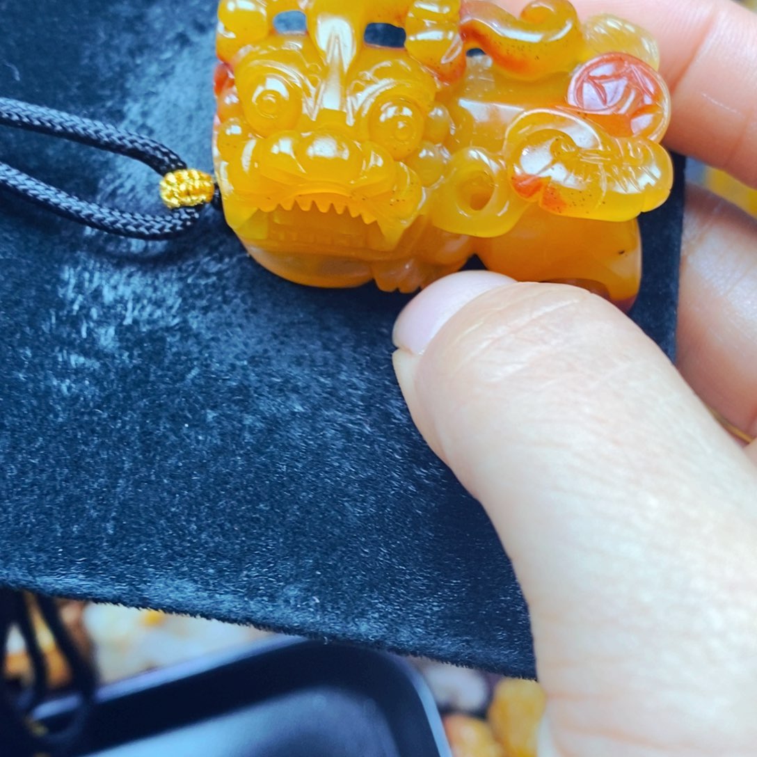 未镶嵌石英质玉（黄龙玉）颈饰