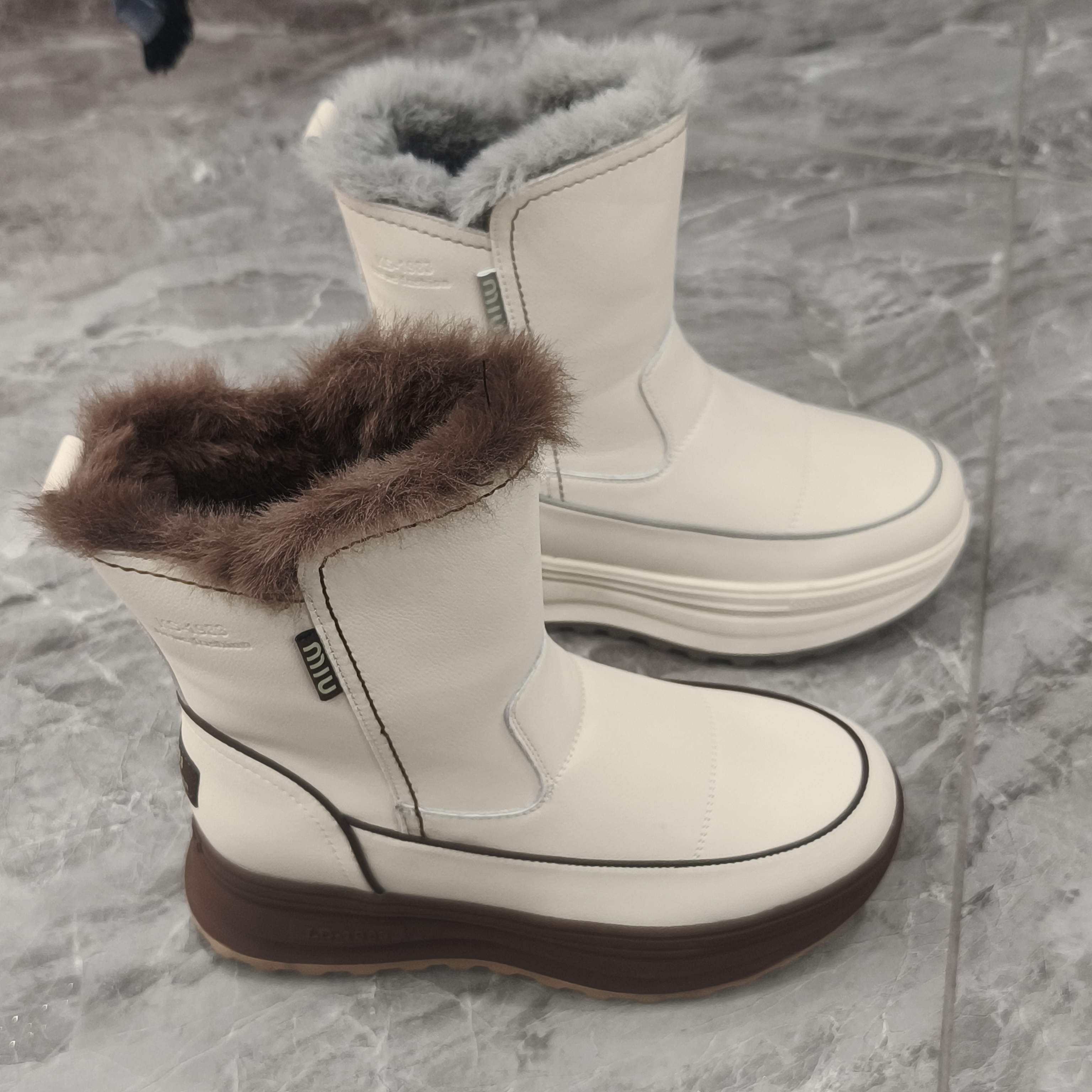 白色厚底加绒加厚真皮雪地靴女款冬季保暖防滑短靴棉鞋户外