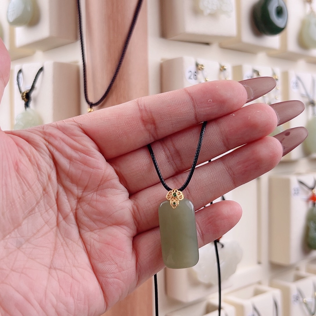 和田玉吊坠(不含链)未镶嵌浮*玛