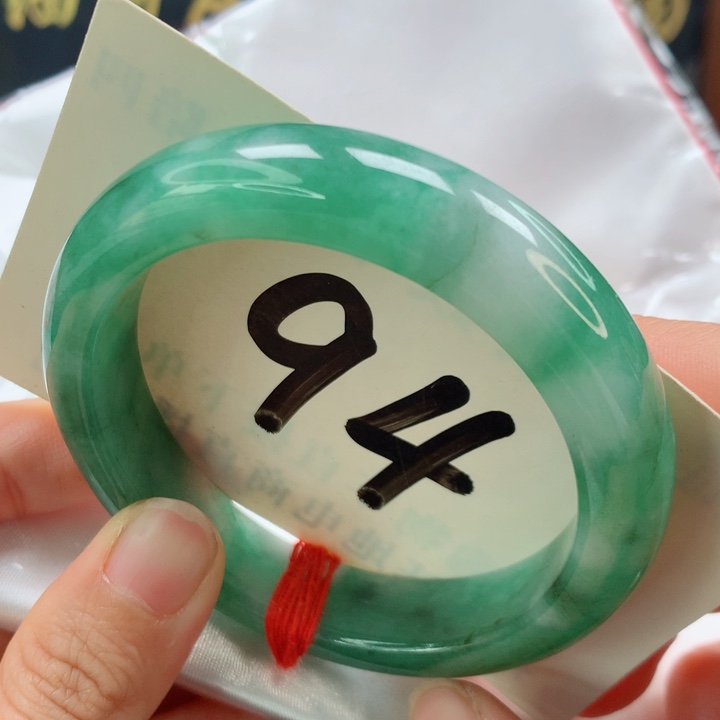 未镶嵌手镯翡翠飘绿