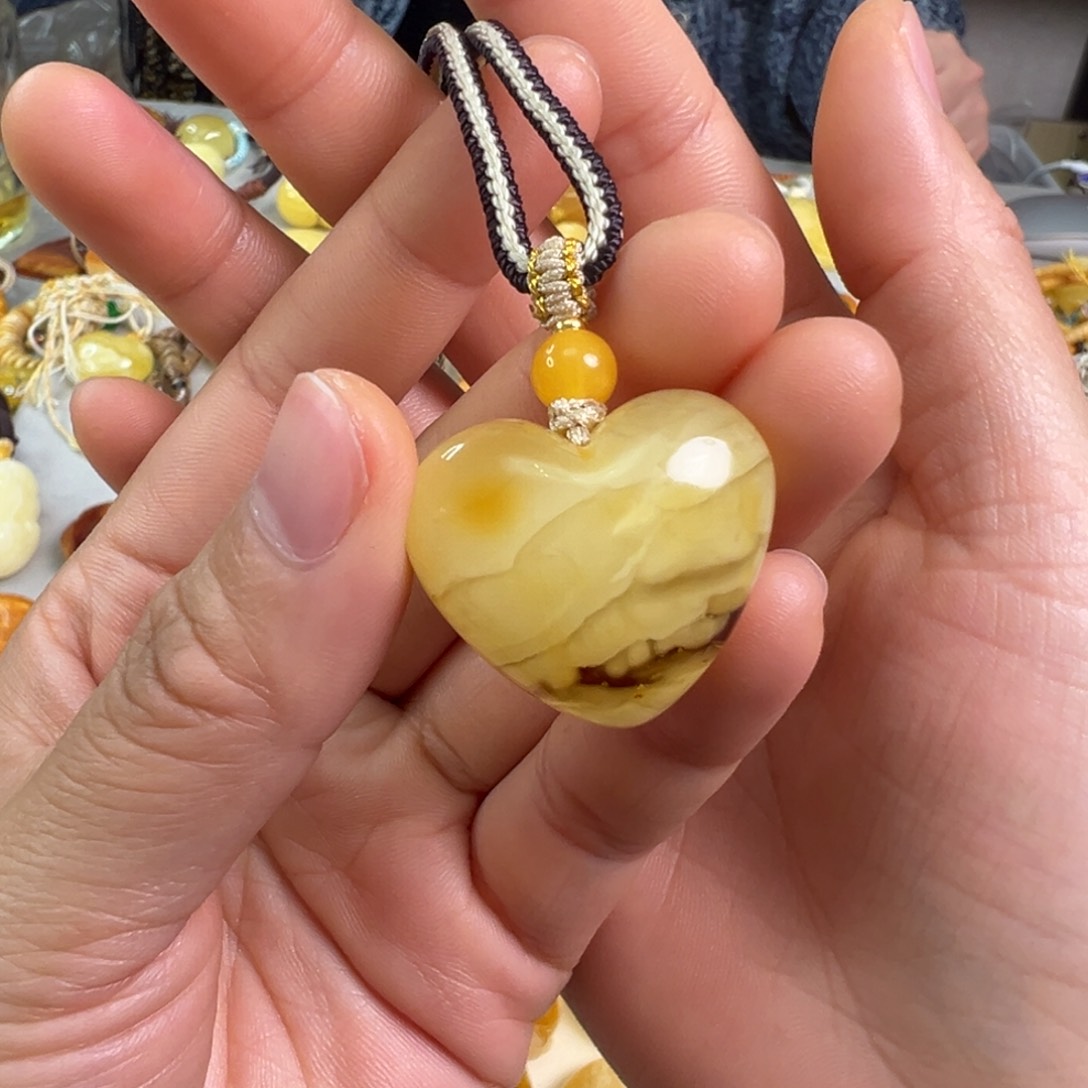 蜜蜡裸石未镶嵌张**?蜜蜡