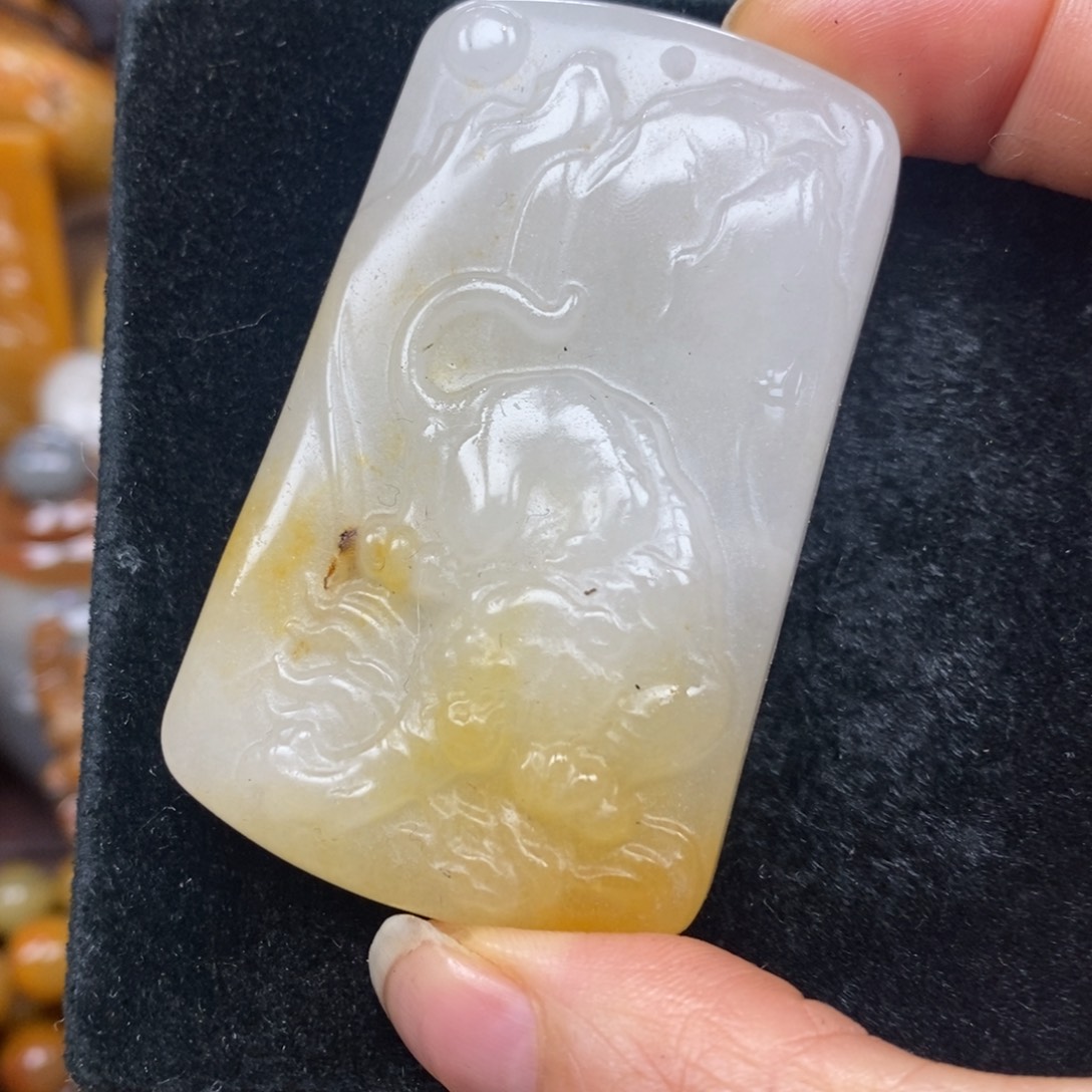 未镶嵌石英质玉（黄龙玉）颈饰