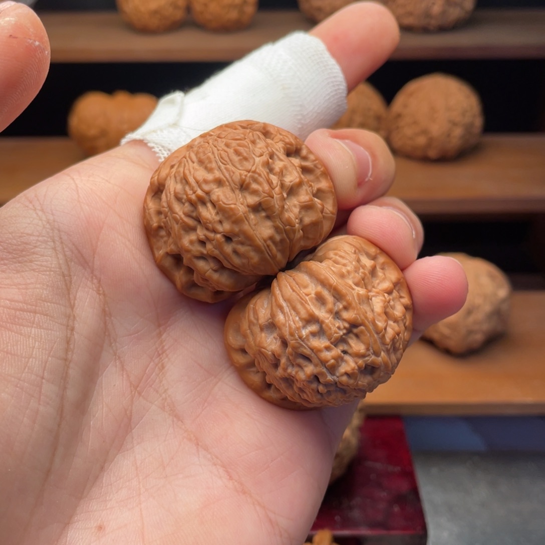 文玩核桃把件37.8边肚红皮小球白