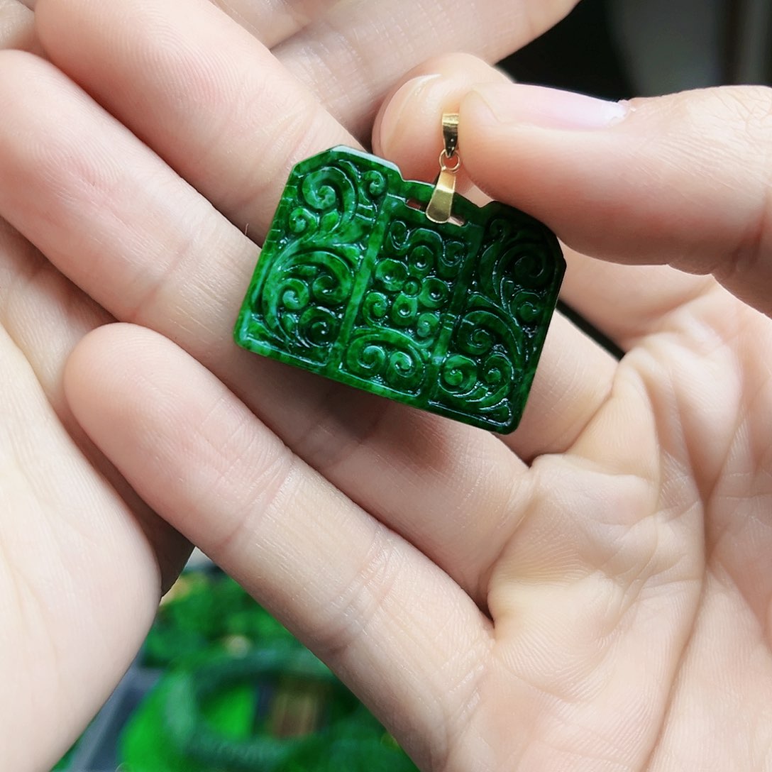 翡翠颈饰18K金镶嵌吊坠