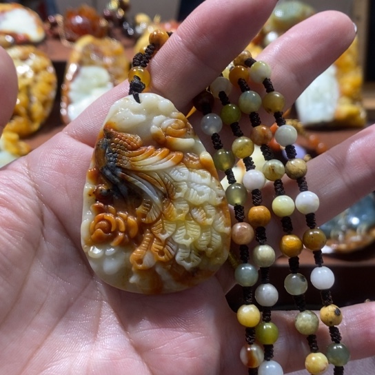 蛇纹石玉未镶嵌颈饰
