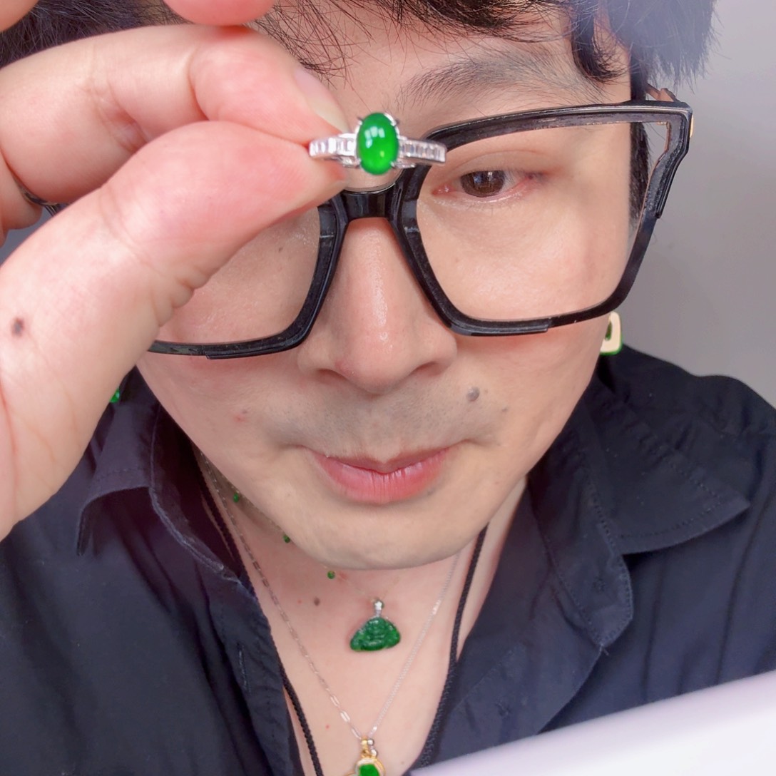 翡翠未镶嵌颈饰一件