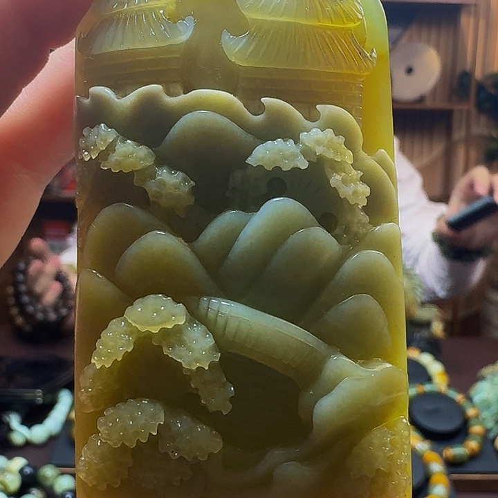 蛇纹石玉颈饰未镶嵌