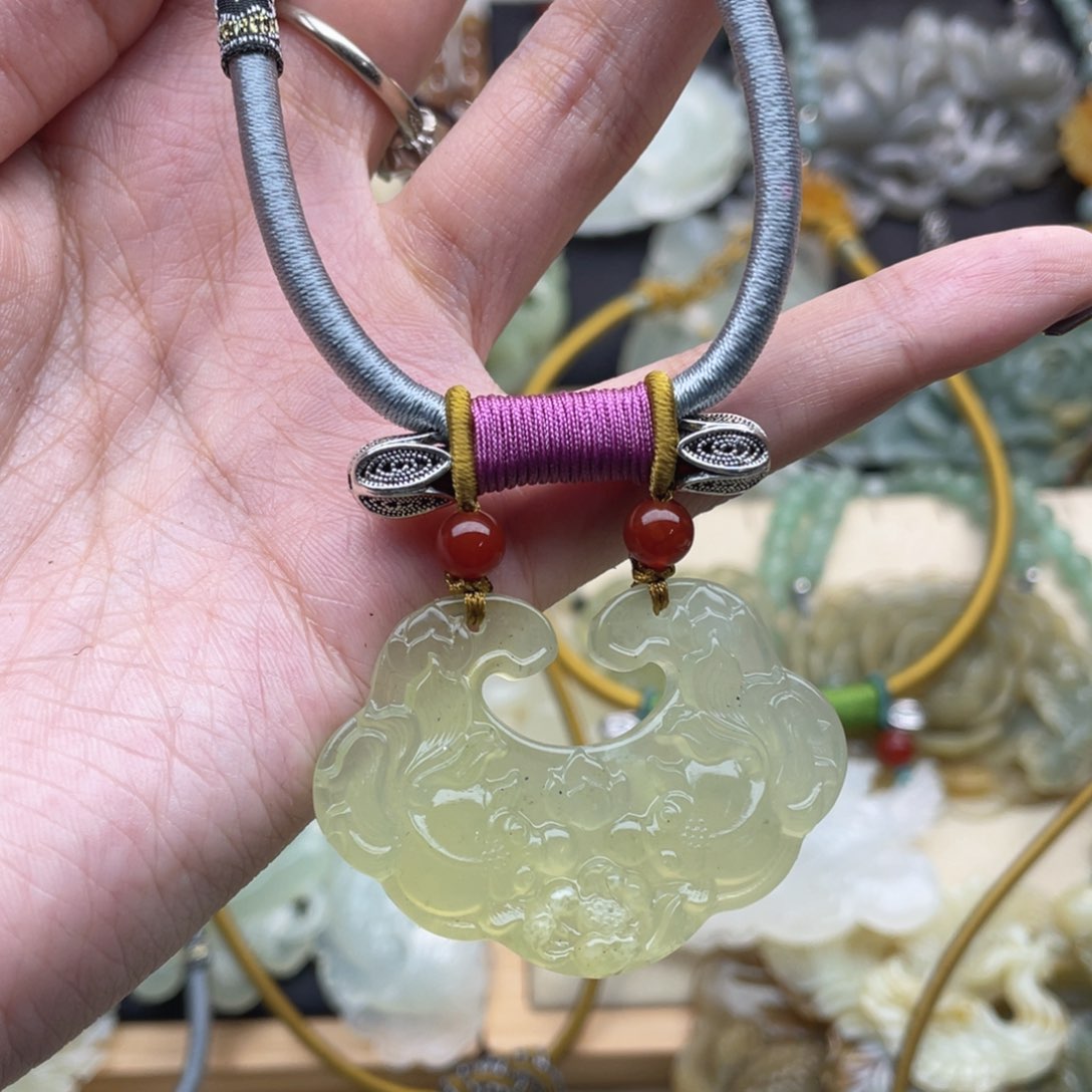 蛇纹石玉颈饰未镶嵌