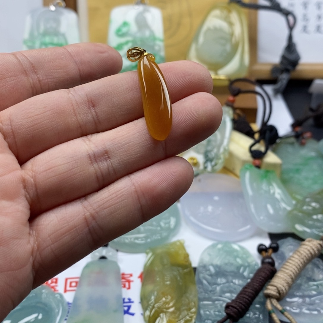 翡翠颈饰18K金镶嵌爽*歪缅甸翡翠