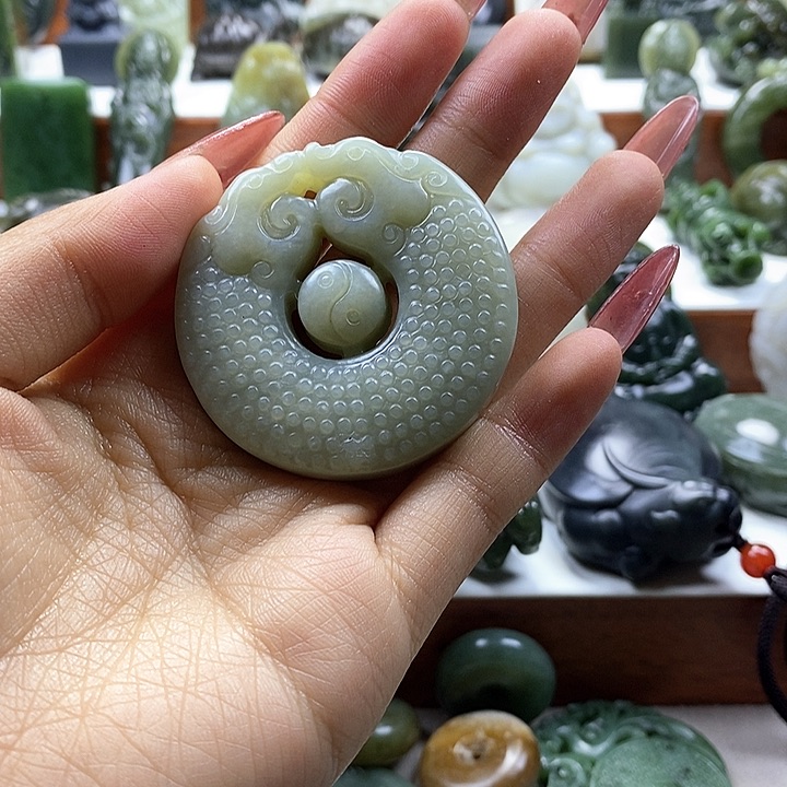 和田玉颈饰未镶嵌志*