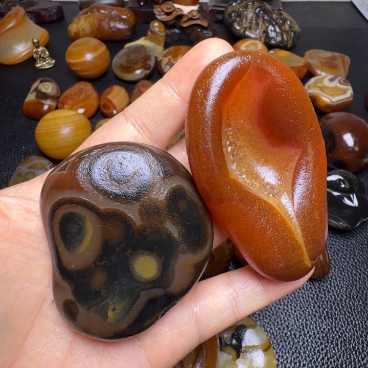 荞***石瓷片马达加斯加奇石手把件浮雕